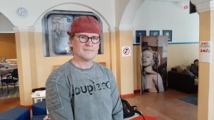 Uppsökande ungdomsarbetare Ulf Wiberg i Hangö har bra på koll på hur unga mår och vilka kolleger han kontaktar vid behov. Man med skärmmössa