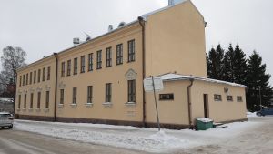 Hyllis i Hangö är träffpunkt för unga. Här finns bland annat ungdomsverkstaden som hjälper unga att förbereda sig inför arbetslivet eller hitta annan meningsfull sysselsättning. Gammal folkskola