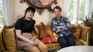 Litku Klemetti ja Juha Itkonen istuvat vierekkäin sohvalla.
