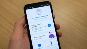 Coronablinkern har laddats ned flitigt av många finländare. En närbild på en mobiltelefon och appen Coronablinkern.