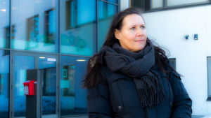 Till all lycka tycker jag ändå att sådant här inte hör till vardagen utan det är mer av en undantagssituation, säger Jaana Viljakainen. Jaana Viljakainen utanför det moderna skolhuset.