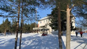 I den gamla lotsstationen drivs bland annat ett cafe. En 50-talsbyggnad i i en tallskog med snö i omgivningen.