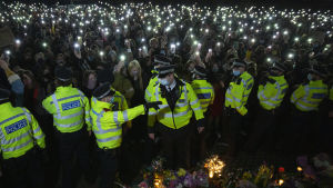 Hundratals demonstranter samlades i Clapham Common. Poliser på rad framför ett hav av blommor. På bilden ses också havet av demonstranter.