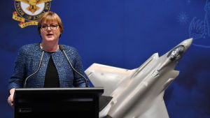 Australiens försvarsminister Linda Reynolds var tvungen att be om ursäkt efter att hon avfärdade avslöjanden om en våldtagen medarbetare som lögner. Australiens försvarsminister Linda Reynolds var tvungen att be om ursäkt efter att hon avfärdade avslöjanden om en våldtagen medarbetare som lögner.