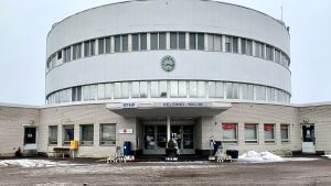 Terminalbyggnaden kommer att stå kvar också när flygplatsen blivit bostadsområde. Helsingfors-Malm flygplats terminalbyggnad, fotograferad på vårvintern. På trappan står gravljus.