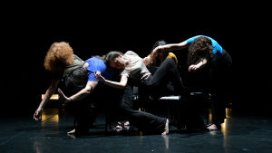 Viisi tanssijaa lavalla Angelin Preljocajin teoksessa. Kuva dokumentista Tanssien vapauteen.