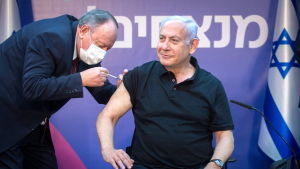 En lyckad vaccineringskampanj kanske inte räcker för att trygga Bibis politiska framtid. Israels premiärminister Benjamin Netanyahu får den andra dosen av vaccin mot covid-19 på en klinik i Ramat Gan i Israel.