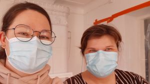 Sandra Kantanen och Johanna Lindholm tittade på bidragen genom sin respektive Hangö-lins. Kvinnor med munskydd