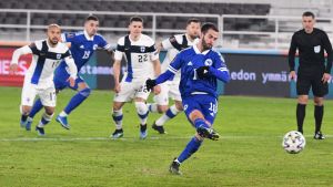 Miralem Pjanic slår straffen som räddas av Jesse Joronen. Miralem Pjanic slår straffen som räddas av Jesse Joronen.