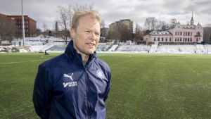 Fotbollsprofilen Tomi Honkanen på Lahtis gamla fotbollsstadion som byggdes för de Olympiska spelen 1952. Honkanen kandiderar för SFP i kommunalvalet 2021. Tomi Honkanen, RKP:n kuntavaaliehdokas, Lahti