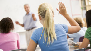 Fenomenbaserad eller helhetsbaserad undervisning kan öka motivationen och främja kreativiteten hos eleverna, säger Nina Enkvist, doktorand vid Åbo Akademi. Skolelever sitter i ett klassrum och den manliga läraren står framför skrivtavlan.