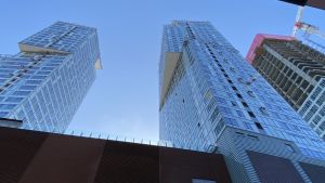 Loisto till vänster i bilden är fem före färdig. Majakka var inflyttningsklar redan för två år sedan. Skyskrapor i Fiskehamnen i Helsingfors.
