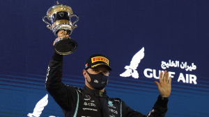 Bottas slutade på tredje plats i loppet. Bottas visar upp sin pokal som han fick efter tredjeplatsen i Bahrain.