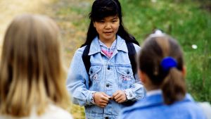 Kouluun tulee uusi tyttö, Thien Hoa, keskelle tyttöjen valtataistelua (Taivaan kukka 1992) vietnamilainen tyttö tulee tyttöporukan luo