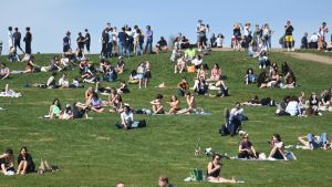 Britterna kan nu njuta av det fina vårvädret tillsammans. Det kryllar av människor på Primrose Hill i London efter att man lättat på de brittiska restriktionerna.