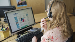 Alla som svarar i barn- och ungdomstelefonen har blivit utbildade för uppgiften. kvinna pratar i telefonframför en datorskärm