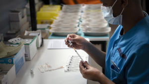 Den här veckan är nästan alla coronavaccindoser i Vasa reserverade, säger Heikki Kaukoranta. Några tider finns kvar till torsdag och fredag. Nu på veckoslutet blir det inga vaccineringar på grund av att Vasa stad uppdaterar sitt patientjournalsystem. Sairaanhoitaja valmistelee koronarokotteita.