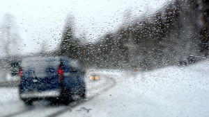 snöig väg fotad genom vindrutan på en bil