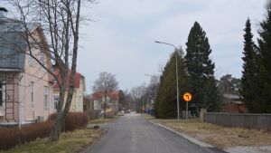 Ibland kan man ha tur och komma över ett hus på en gata som denna. Gata i bostadsområde
