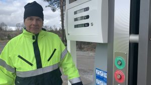 Primärproduktionen och den lokala industrin förser Jeppo biogas med tillräckligt med råmaterial för att expandera, säger Kurt Stenvall som är vd på Jeppo biogas. En man med gul reflexjacka står intill ett gastankställe.