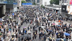Mer än 12 000 mestadels unga Hongkongbor har häktats för att ha deltagit i de ofta våldsamma protesterna år 2019. Hittills har 700 förklarats skyldiga till olika allvarliga brott. Tusentals invånare i Hongkong som deltar i en demonstration.