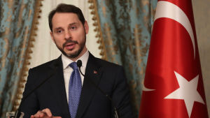 Berat Albayrak avgick överraskande från finansministerposten i november 2020, bara två dagar efter att Erdogan utsåg Naci Agbal till centralbankschef. Berat Albayrak till vänster, turkiska flaggan till höger.