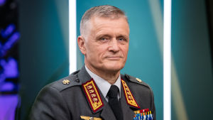 Försvarsmaktens kommendör Timo Kivinen känner inte till problemen som MOT rapporterar om. Försvarsmaktens kommendör Timo Kivinen.