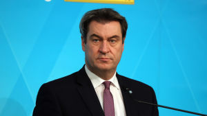 CSU:s ledare Markus Söder försäkrar att han nöjer sig med CDU:s beslut. CSU:s ledare Markus Söder försäkrar att han nöjer sig med CDU:s beslut.