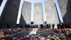 Finland har inte erkänt folkmordet. Under ett statsbesök till Armenien år 2005 lade president Tarja Halonen ner en blomkrans vid minnesmärket, men undvek att använda termen folkmord. Bilden visar människor som är samlade vid minnesmärket för folkmordet på armenier i Armeniens huvudstad Jerevan.