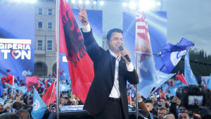 Tiranas förre borgmästare Lulzim Basha som leder Albaniens Demokratiska parti, utmanar det styrande Socialistpartiet. Tiranas förre borgmästare Lulzim Basha som leder Albaniens Demokratiska parti, utmanar det styrande Socialistpartiet.