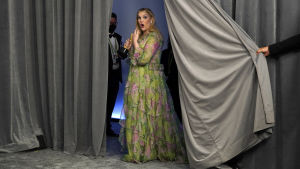 Brittiska Emerald Fennell vann pris för bästa originalmanus för filmen Promising Young Woman. Hon har också regisserat filmen Emerald Fennell.