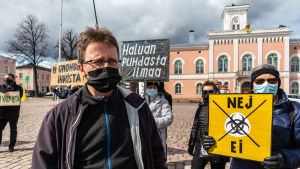 Janne Ora har länge kämpat mot en utvidgning av hamnen i Valkom. Janne Ora med andra demonstranter på torget.