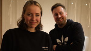 Ilon och Ilkka Wirtanen under arbetet med Tobacco. Ilon och Ilkka Wirtanen poserar bredvid varandra i en musikstudio, Högtalare i bakgrunden. De ler i mjugg.