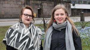 Taija Säkkinen och Eveliina Weidenbacher är oroliga för sina studiers framtid. Två unga kvinnor ler mot kameran.