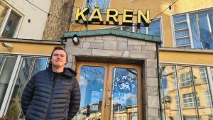 Styrelseordförande Joonas Karlsson vid Åbo Akademis Studentkår säger att studenterna börjar bli trötta på att inte få ordna fester som förut. En man står utanför Kåren i Åbo. Bilden taget snett nerifrån.
