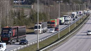 Lastbilarna körde tillsammans från Hyvinge till Helsingfors centrum. Lastbilskö på motorvägen.