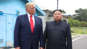 Den 30 juni 2019 möttes Donald Trump och Kim Jong-Un i stilleståndsbyn Panmunjom. Den 30 juni 2019 möttes Donald Trump och Kim Jong-Un i stilleståndsbyn Panmunjom.