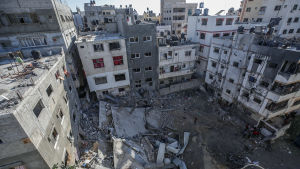 Israel har bombat sönder hus i Gaza. Bland annat hem till Hamasmedlemmar har bombats. Bild på ett sönderbombat höghus i Gaza.