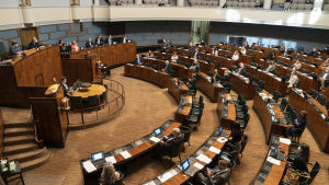 Samlingspartiet har haft riktigt svårt att enas i frågan. Eduskunnan tukipaketti työskentely