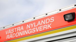 En skylt på en brandbil där det står Västra Nylands räddningsverk på med stora versaler.