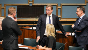 Petteri Opro ja Antti Lindtman keskustelevat.