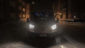 En taxibil står på en mörk och snöig gata i Karis, Tor-Erik Stolpe sitter bakom ratten och gör anteckningar.