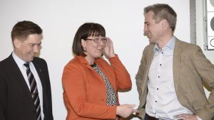 SFP:s gruppordförande Mikaela Nylander flankerad av Thomas Blomqvist t.v. och färska riksdagsmannen Anders Adlercreutz SFP:s riksdagsledamöter Thomas Blomqvist, Mikaela Nylander och Anders Adlercreutz