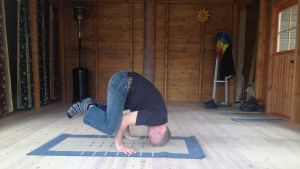 Henrik Wiik drar yogakurser. Henrik Wiik har börjat dra "Kara-yoga" i Nedervetil. Den här ställningen är kanske ännu lite överkurs för deltagarna där.