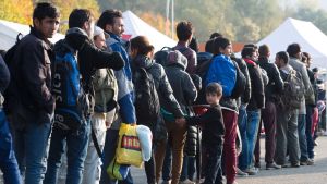 Flyktingar vid den tysk-österrikiska gränsen nära staden Passau den 30 oktober 2015.