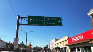 Mot Mexiko? En av de största gränsstationerna i USA finns i Nogales i Arizona. I Nogales finns vägskyltar som visar hur man ska köra mot Mexiko.
