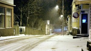 Vägarna var täckta med snö redan tidigt imorse i Raseborg. En öde gata täckt av snö tidigt på morgonen.