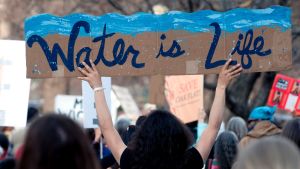 En demonstration mot den planerade underjordiska oljeledningen Dacota Access pipeline i Denver, Colorado 10.3.2017 En demonstration mot den planerade underjordiska oljeledningen Dacota Access pipeline i Denver, Colorado 10.3.2017