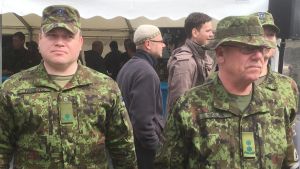 Det estniska försvaret, hemvärnet och den unga försvarsindustrin lever i symbios med varandra. Två estniska officerare på evenemang ordnat av det estniska försvaret och landets försvarsindustri.