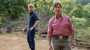 Par i brott. Barry Seal tillsammans med CIA-agenten Monty Shafer (Domnhall Gleeson). CIA-agenten Monty Shafer och Barry Seal poserar i naturen.